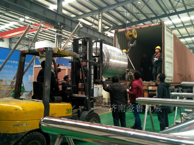 啤酒設(shè)備搬運(yùn)上車